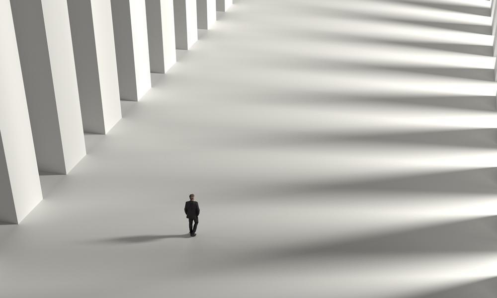 Bildmotiv Mann im Schatten eines Gebäudes